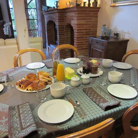 Les D'hotes De Cayrac Bed & Breakfast 3*